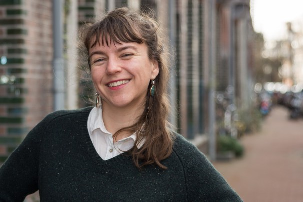 Nadine Kieft voor haar atelier in Amsterdam