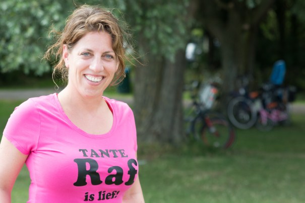 Ik met T-shirt dat ik van mijn collega's kreeg bij de geboorte van Amelia